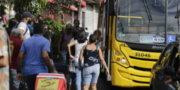 Prefeito diz que vai mediar negociação para evitar greve de rodoviários