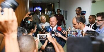 Adolfo Menezes comemora nova política de reajuste dos combustíveis