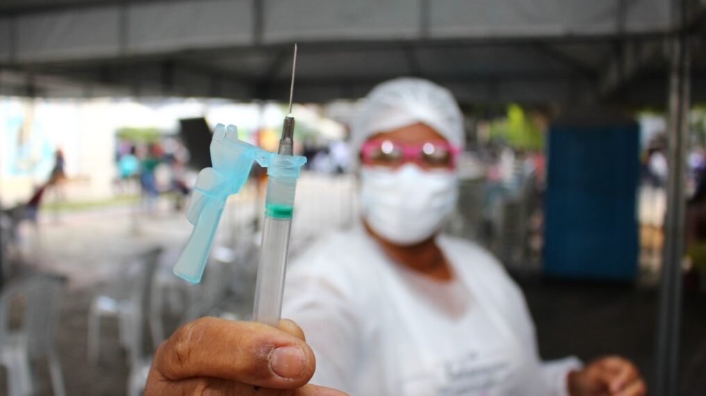 Prefeitura de Juazeiro atualiza cartão de vacina dos moradores do Residencial Brisa da Serra neste sábado