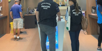 Procon-BA fiscaliza atendimento em lojas de operadoras de telefonia