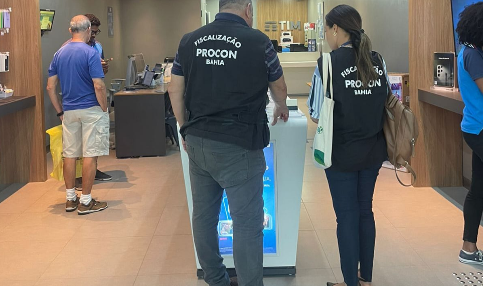 Procon-BA fiscaliza atendimento em lojas de operadoras de telefonia