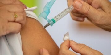 Salvador retoma esquema de vacinação contra a covid-19 nesta terça