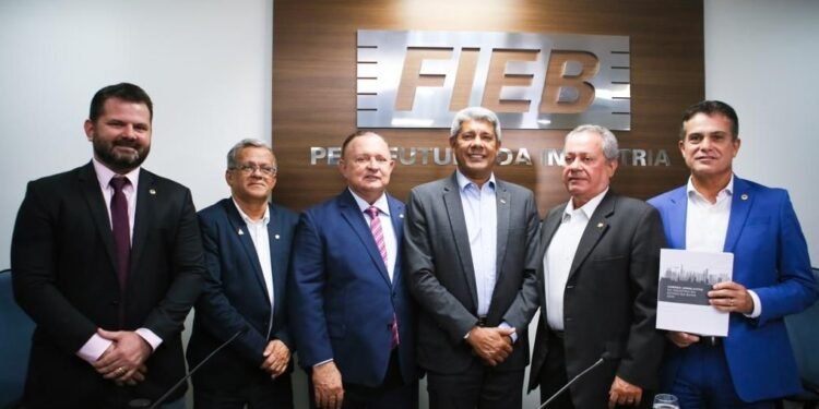 Adolfo Menezes recebe, ao lado do governador Jerônimo  Rodrigues, Agenda Legislativa da Indústria