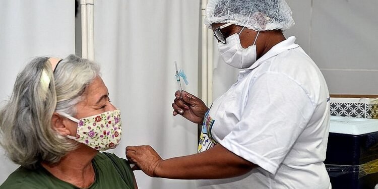 Salvador mobiliza pontos de vacinação contra gripe e covid-19 neste sábado (6)