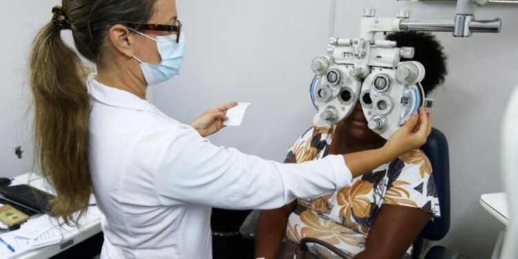 Sesab entrega mais de quatro mil óculos para mulheres atendidas na Feira da Mulher, em Salvador