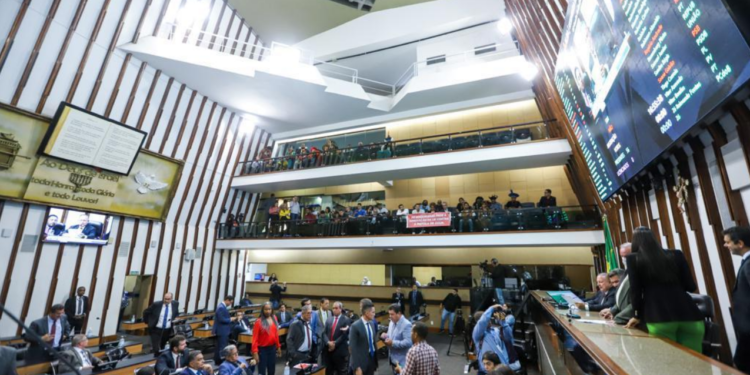 Adolfo Menezes celebra aprovação de projeto que reestrutura a carreira de professores indígenas