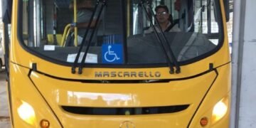 Prefeitura de Juazeiro recebe novo ônibus para reforçar transporte escolar