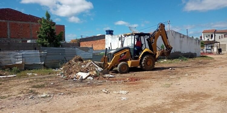 Prefeitura de Juazeiro realiza serviços de limpeza e manutenção de forma contínua na sede e interior