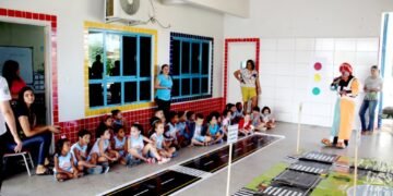 Dentro da programação do Maio Amarelo, alunos da rede municipal recebem orientações para um trânsito seguro