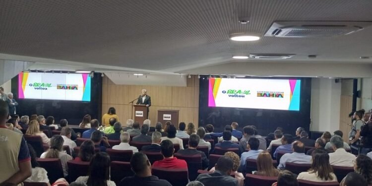 Em Salvador, ministra tranquiliza prefeitos sobre repasses para o piso da enfermagem