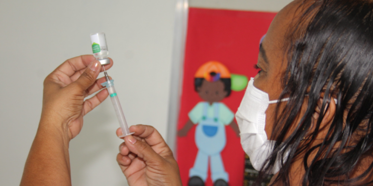 Prefeitura de Juazeiro leva vacina contra a gripe para lado do Paço Municipal às sextas-feiras durante o mês de maio