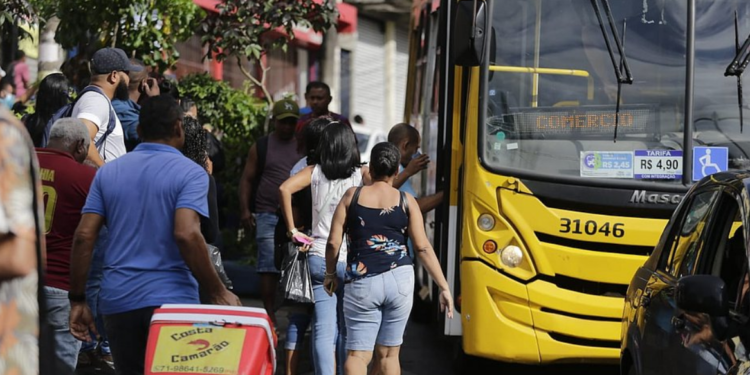 Após atraso, ônibus deixam garagens em Salvador