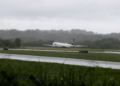 Avião que saiu da pista enquanto pousava em Salvador segue em matagal