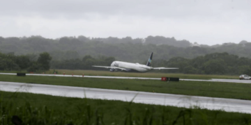 Avião que saiu da pista enquanto pousava em Salvador segue em matagal