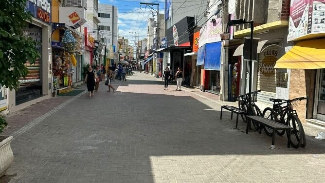 Prefeitura de Juazeiro promove ação de ordenamento no calçadão para garantir mobilidade e acessibilidade