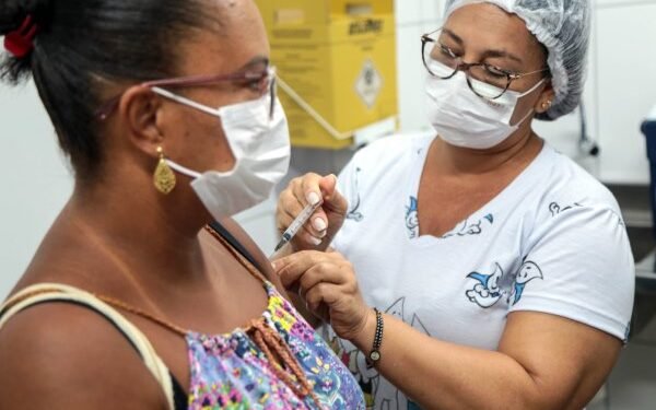 Prefeitura de Salvador segue com estratégia de vacinação contra gripe e covid-19 nesta segunda