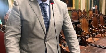 Leandro Guerrilha defende revisão de decreto que proíbe comércio informal nas comunidades