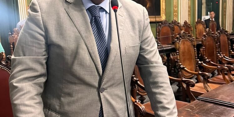 Leandro Guerrilha defende revisão de decreto que proíbe comércio informal nas comunidades