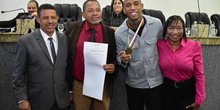 Ex-Bahia é homenageado na Câmara de Feira e cria Instituto na cidade