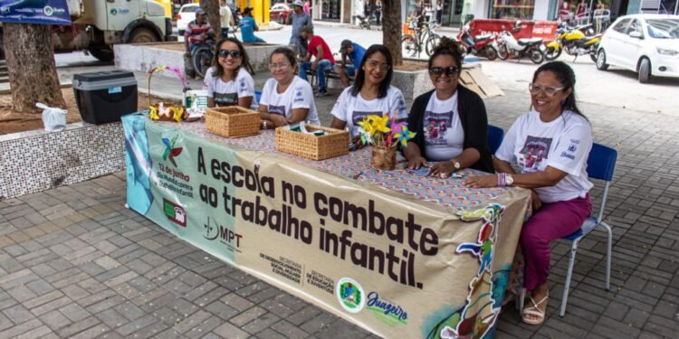 Prefeitura de Juazeiro promove adesivaço no Dia Mundial de Combate ao Trabalho Infantil