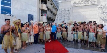 Adolfo Menezes visita acampamento dos povos indígenas e fala em avanço das pautas das aldeias