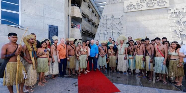 Adolfo Menezes visita acampamento dos povos indígenas e fala em avanço das pautas das aldeias