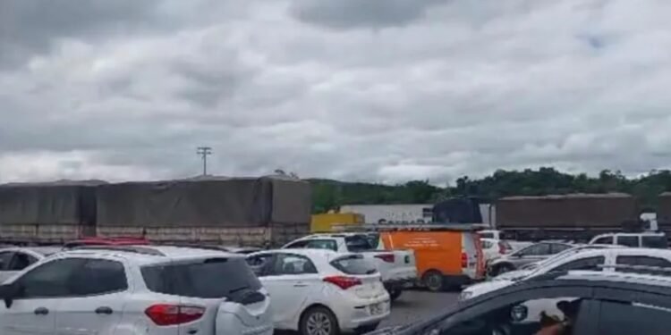 Fluxo de veículos é intenso no pedágio antes de Feira de Santana