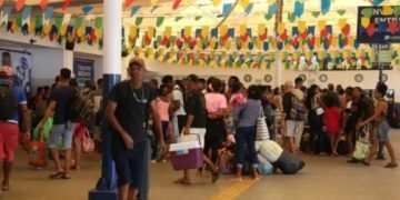 Saída da cidade tem movimento intenso no ferry e rodoviária