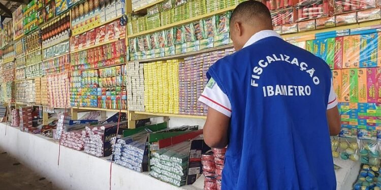 Polícia fiscaliza pontos de venda de fogos de artifício em Feira e Serrinha