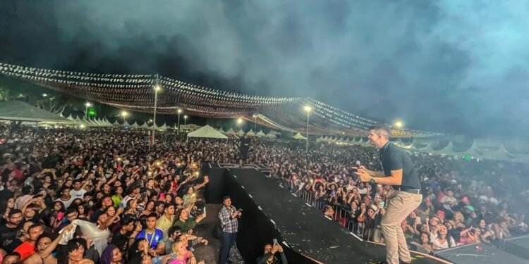 Show de Nadson o Ferinha atrai multidão para abertura da Vila do Forró 2023 em Eunápolis