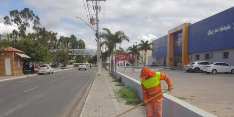 Prefeitura de Juazeiro intensifica limpeza pública durante finais de semana