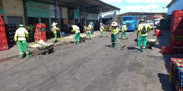 Prefeitura de Juazeiro realiza mutirão de limpeza no Mercado do Produtor