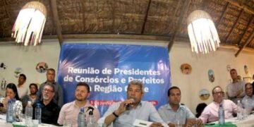 No oeste baiano, governador se reúne com prefeitos e entrega obra para acolher mulheres violentadas