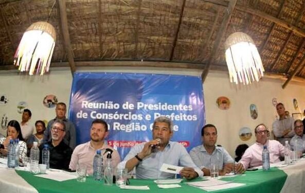 No oeste baiano, governador se reúne com prefeitos e entrega obra para acolher mulheres violentadas