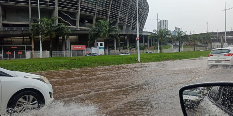 Chuva causa alagamentos em diversos pontos de Salvador
