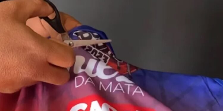 Vereador corta nome de prefeita em camisa e diz “personalizei”