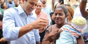 Família em situação de rua recebe casa para morar em Salvador