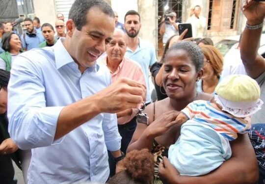Família em situação de rua recebe casa para morar em Salvador