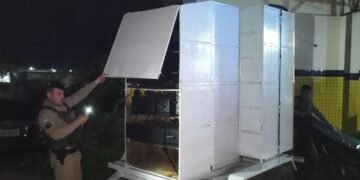 PM apreende som do tipo “paredão” ligado na frente de uma residência