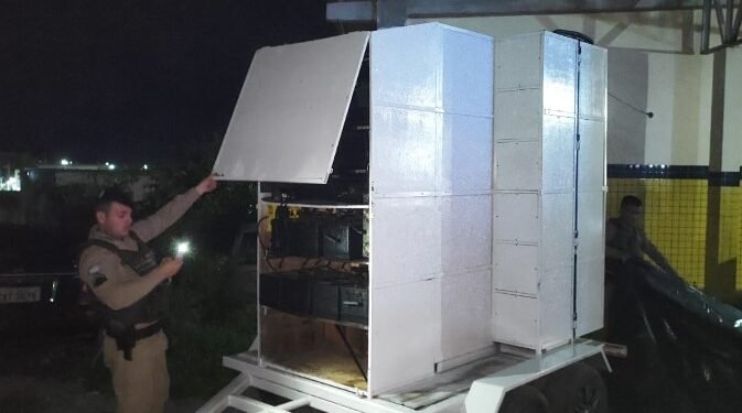 PM apreende som do tipo “paredão” ligado na frente de uma residência