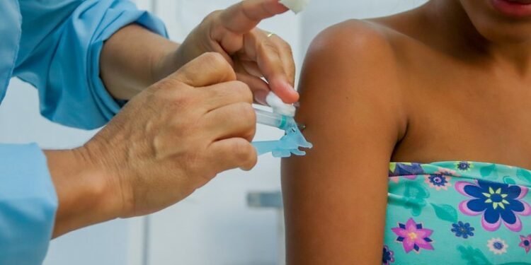 Prefeitura de Juazeiro leva vacinação contra Gripe e Covid-19