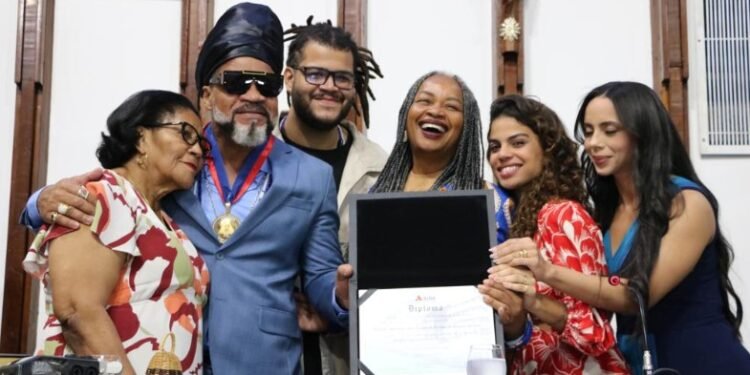 Carlinhos Brown recebe Comenda 2 de Julho na Alba
