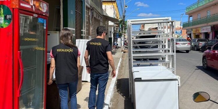 Ação de ordenamento urbano da Prefeitura de Juazeiro garante desobstrução do passeio público