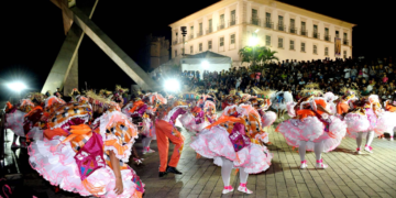 Quadrilhas juninas se apresentam na Praça da Cruz Caída nesta sexta