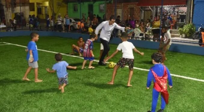 Com entrega no Vale das Pedrinhas, Prefeitura de Salvador já reformou ou construiu 240 campos e quadras em dois anos