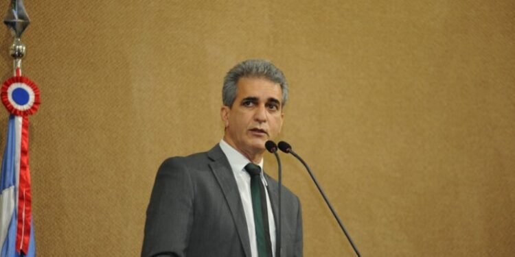 Robinson critica gestão de Bruno Reis por salários dos professores