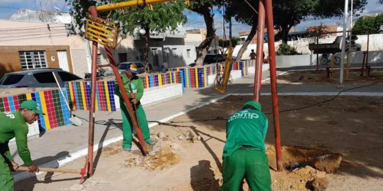 Prefeitura de Juazeiro realiza manutenção nos brinquedos da Praça da Mônica