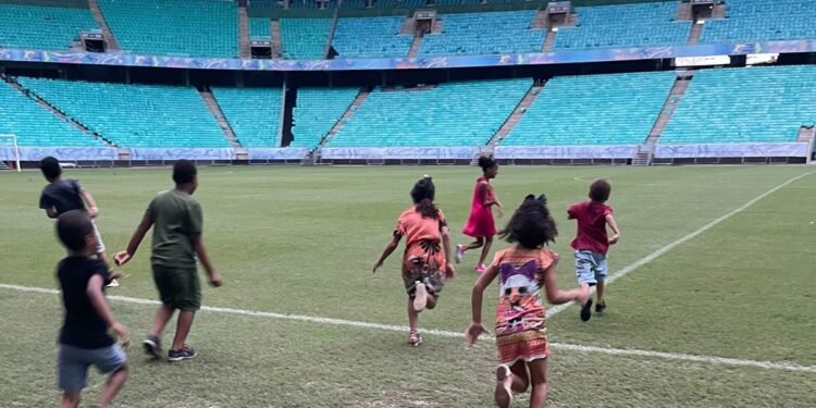 Crianças aptas para adoção fazem visita à Arena Fonte Nova