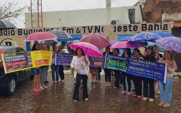 Professores protestam em diversos municípios da Bahia
