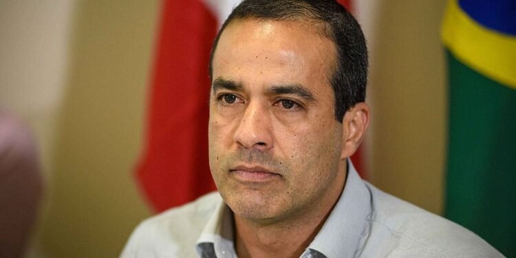 Após seis meses, prefeito diz que aguarda encontro com governador